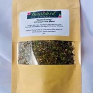 Może przedstawiać: Brązowa papierowa torebka z przezroczystym okienkiem, w którym widać mieszankę suszonych ziół. Torebka ma białą etykietę z tekstem "Nourished Generalities" i "'Planted Awareness'  Artery Tract Blend".