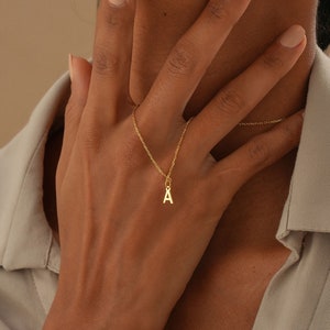 Colar pequeno de ouro, colar com letras pequenas, joias com letras pequenas, corrente delicada de ouro 14k, colar delicado para presentear ela, ideias para presentes com iniciais douradas