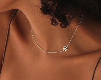 Sierlijke sneeuwvlokketting ∙ Minimalistische sneeuwvloksieraden ∙ Sidewats-hanger sneeuwvlokbedel ∙ kerstcadeau voor haar