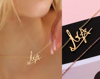 14k Gold Blackpink Lisa Signature Anhänger Halskette ∙ Handgemachter Minimalistischer Blink Schmuck ∙ Einzigartiges Kpop Geschenk für Sie ∙ Blink Signature Charms