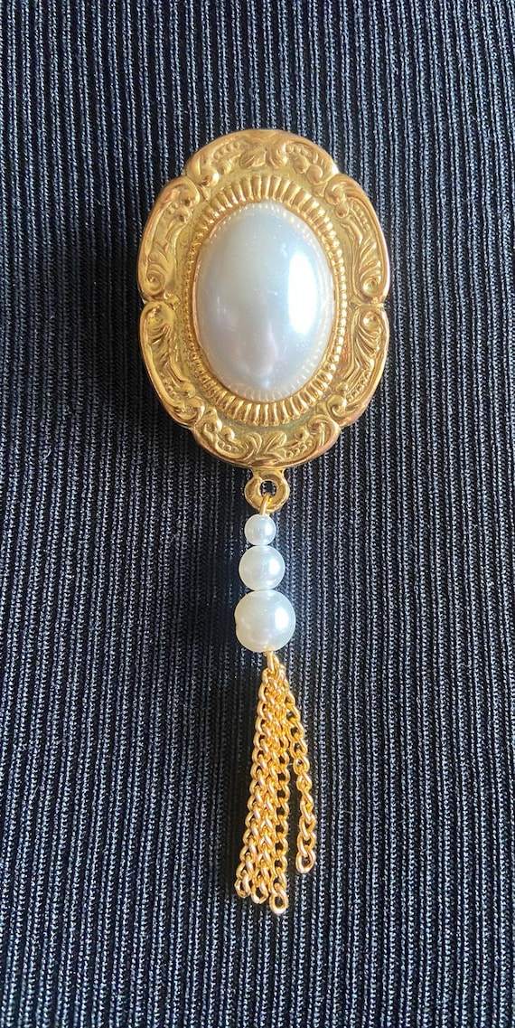 Vintage Faux Pearl Gold Tone Elegant Brooch Victor