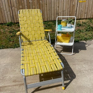 Vintage aluminum folding lawn chair chaise lounge.