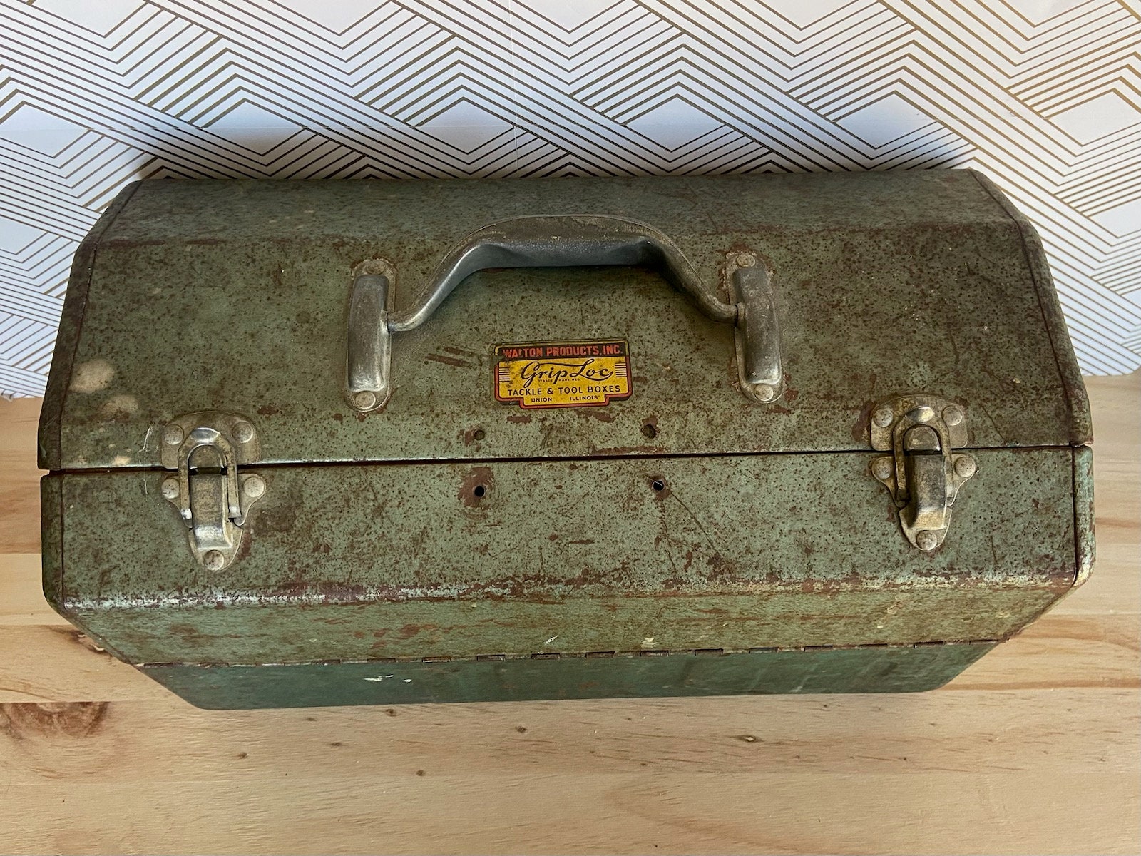 Vintage Walton Grip Loc Tackle Box Green Metal With Vintage Fishing Tackle  /reed Oil Included 