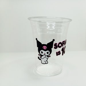 Puede incluir: Vaso de pl&aacute;stico transparente con un personaje de dibujos animados en blanco y negro con una calavera rosa y el texto "Sofia is 10" en rosa.