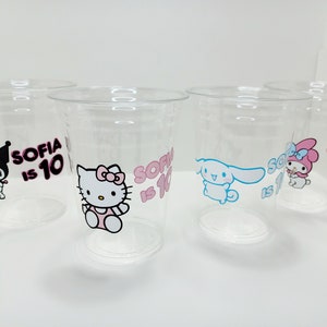 Puede incluir: Cuatro vasos de pl&aacute;stico transparente con dise&ntilde;os de personajes de dibujos animados coloridos y el texto "Sofia tiene 10 a&ntilde;os" impreso en ellos.