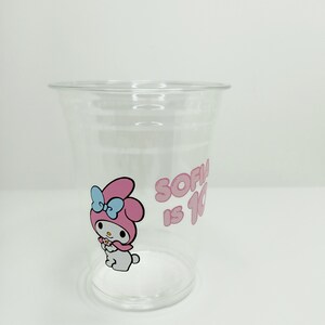 Puede incluir: Vaso de pl&aacute;stico transparente con un personaje de Hello Kitty rosa y el texto "Sofia is 10" impreso en el lateral.