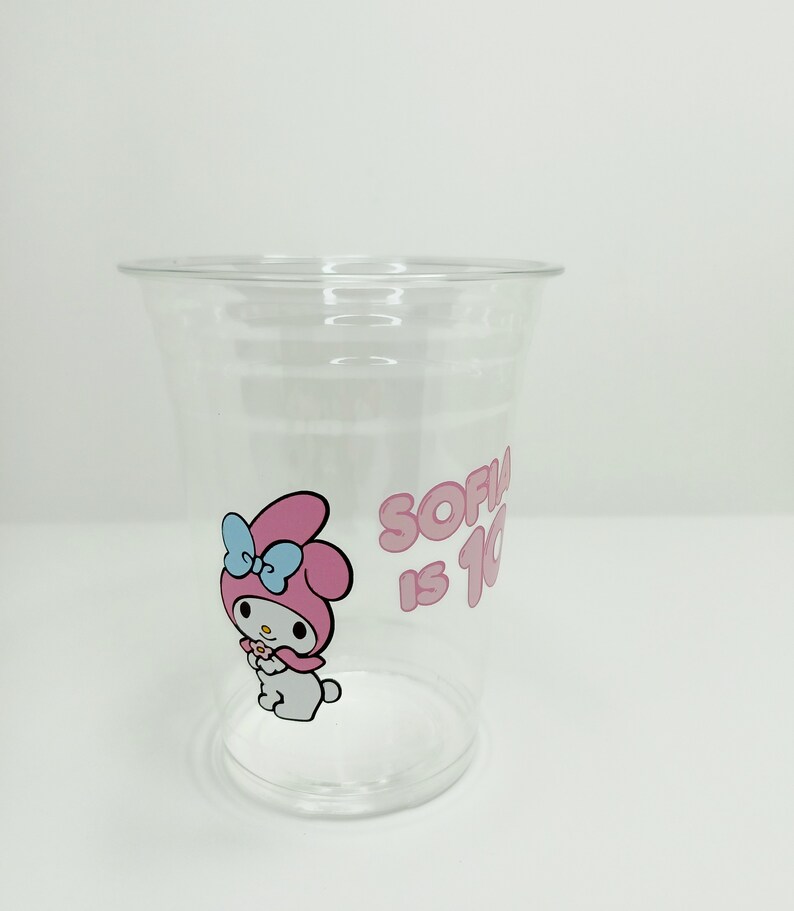 Puede incluir: Vaso de pl&aacute;stico transparente con un personaje de Hello Kitty rosa y el texto "Sofia is 10" impreso en el lateral.