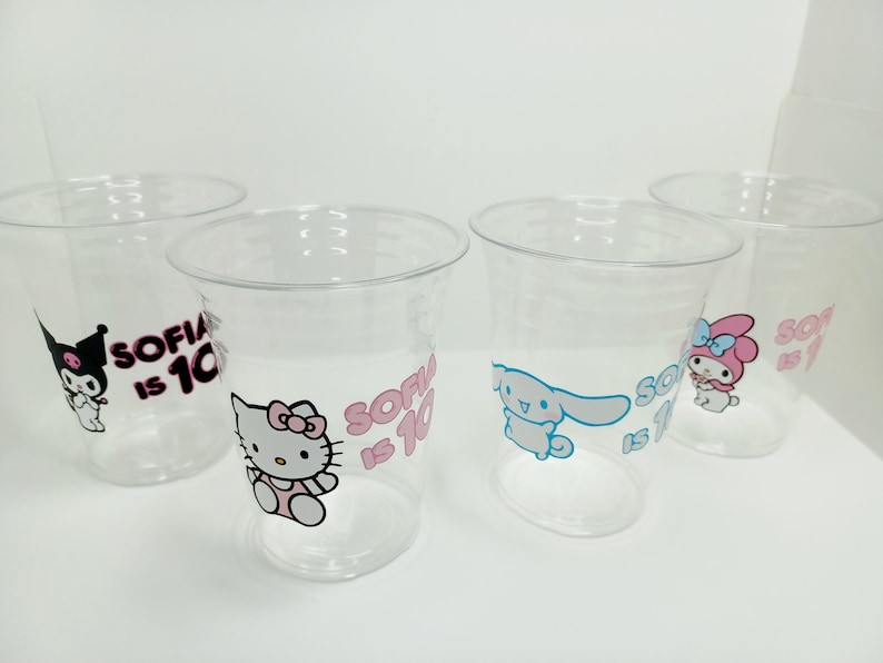 Puede incluir: Cuatro vasos de pl&aacute;stico transparente con dise&ntilde;os de personajes de dibujos animados coloridos y el texto "Sofia tiene 10 a&ntilde;os".