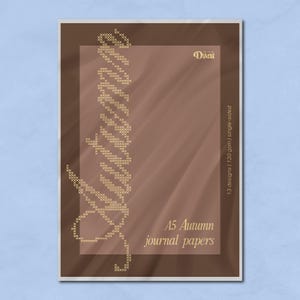 Op de afbeelding: Een rechthoekig bruin vel papier met een verticaal kruissteekpatroon van een veer aan de linkerkant. De tekst luidt Dani, 13 designs | 120 gsm | single-sided, en A5 Autumn journal papers in een lichtbruin lettertype op de bruine achtergrond.