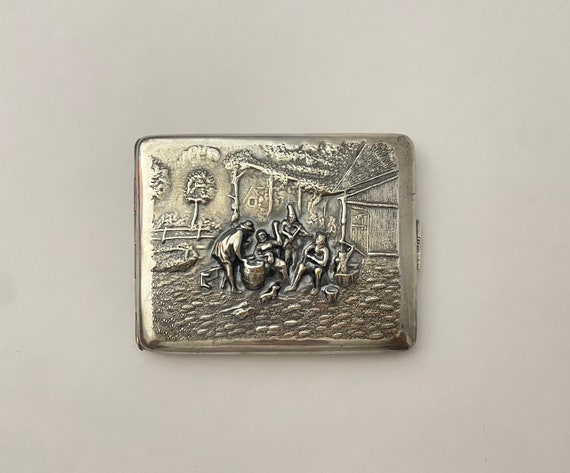 1930s silver cigarette case 1930 Hoka Case, Cigarette Case, Vintage Silver Cigarette Box, Antique Cigarette Case, Retro Silver Cigarette Sterling silver (.925) Made in America Engine turned lines patter on exterior Blank center plaque for engraving Locking closure with button release Impressed Sterling Size Lot - STERLING SILVER CIGARETTE