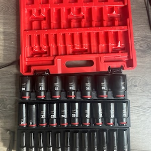 Könnte beinhalten: Ein Satz von 19 schwarzen Steckschlüsseln in einem roten Kunststoffkoffer. Die Schlüssel sind von 8 bis 36 nummeriert.