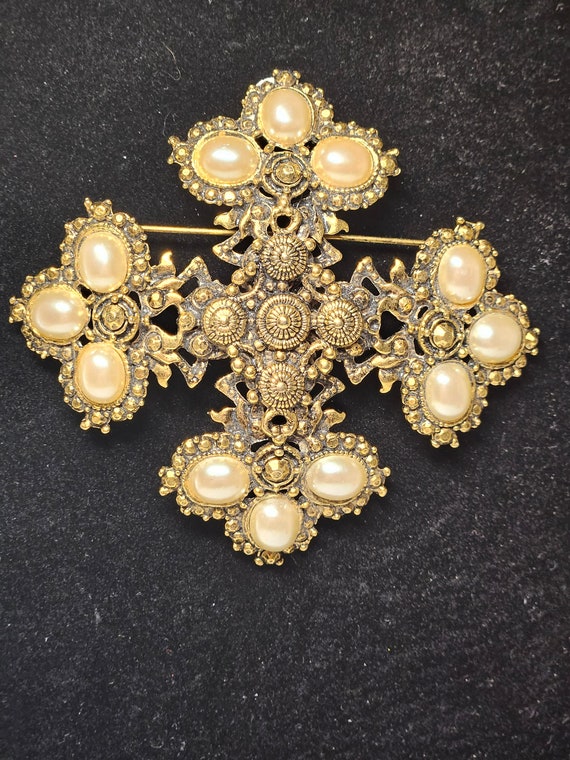 Beautiful vintage antiqued goldtone brooch.