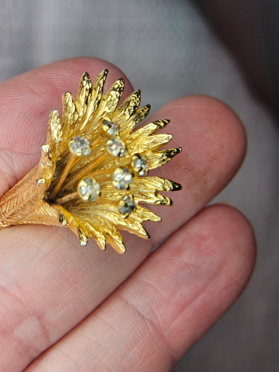 Vintage Castlecliff gold tone flower Brooch - image 3