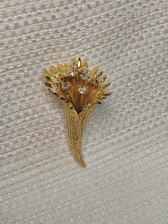 Vintage Castlecliff gold tone flower Brooch - image 1