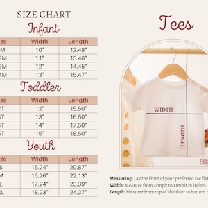 Puede incluir: Tabla de tallas para camisetas de beb&eacute;, ni&ntilde;o peque&ntilde;o y joven. La tabla muestra las medidas de ancho y largo en pulgadas para cada talla. La tabla se muestra sobre un fondo blanco con un borde marr&oacute;n.
