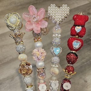 Bolígrafos altos con cuentas elegantes: corazones y flores