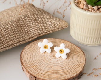 Mini Blumen Ohrstecker mit Goldakzent - Zierlicher Schmuck