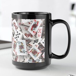 Caneca preta com estampa de cartas de baralho, perfeita para noites de pôquer, presente para jogadores, caneca de café, decoração de bar, utensílios exclusivos para bebidas