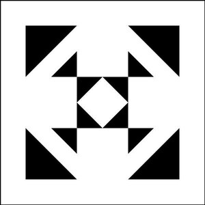 Puede incluir: Un diseño geométrico en blanco y negro con un cuadrado en el centro y cuatro triángulos que apuntan hacia afuera.