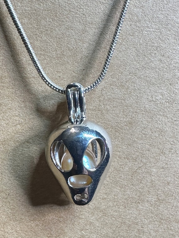 Alien pearl necklace discount