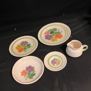 Vintage 70&#39;s Franciscan &quot;Floral&quot; Earthenware, All or individually.  1 creamer, 7 saucers, 5 cereal bowls, 6 salad plates, 4 dinner plates