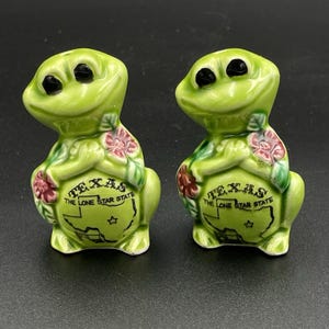 Vintage Japan Frog Texas Lone Star State Salt & Pepper Shakers Green Pair 3"