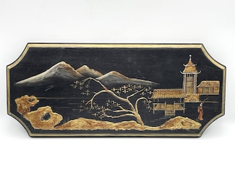 Placa de pared vintage asiática de madera lacada en negro de los años 60 con diseño de pagoda y paisaje, firmada.