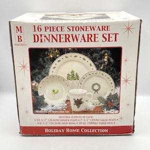 Puede incluir: Un juego de vajilla de gres MerryBrite de 16 piezas en una caja. El set incluye platos llanos de 26,6 cm, platos de ensalada de 19 cm, cuencos de 16,5 cm y tazas de 300 ml. La vajilla de color crema presenta motivos de pinos, coronas y flores.