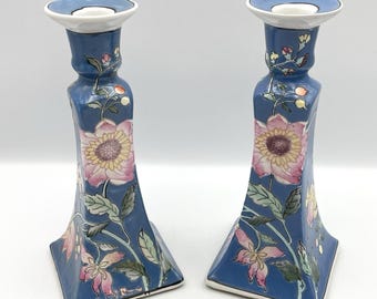 Coppia di portacandele floreali in porcellana di Macao dipinti a mano, colore blu, altezza 8,5 pollici.