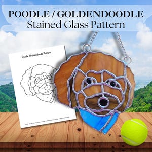 Könnte beinhalten: Ein Bleiglasmuster eines Pudels oder Goldendoodles mit einem blauen Bandana. Das Muster ist auf einem weißen Blatt Papier mit Nummern für jedes Glasstück. Das fertige Bleiglasstück hängt an einer Kette und befindet sich vor einer Holzoberfläche mit einem Tennisball.
