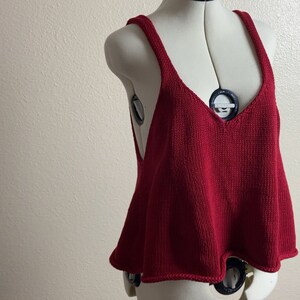Puede incluir: Un top de tanque de punto rojo con cuello en V y tirantes finos.