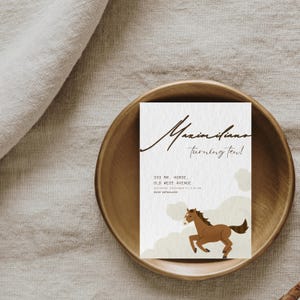 Puede incluir: Una ilustración de un caballo marrón y blanco en una tarjeta de invitación beige con el texto "Maximiliano turning ten!" y la dirección "333 Mr. Horse, Old West Avenue".