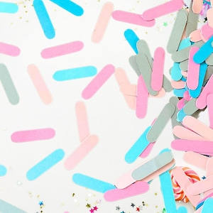 Saupoudrer de 500 confettis pastel pour révéler le sexe, baby shower, décoration de fête d'anniversaire, barbe à papa, crème glacée, friandises, gâteau sur table