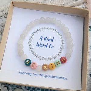 Pulseira com palavras personalizadas, pulseira de pedras preciosas com miçangas para presente de chá de bebê, pulseira be kind em jade branco e contas com letras coloridas