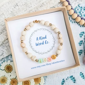 Pulseiras com palavras de miçangas, amor, crie sua própria pulseira personalizada em howlita branca e contas de letras coloridas