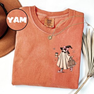 Comfort Colors® Сute Ghost Coffee Shirt Сute Little Ghost Iced Coffee T-Shirt Boo-Geist-Shirt Geist-Kaffee-Shirt Halloween-Kaffee-Liebhaber-T-Stück