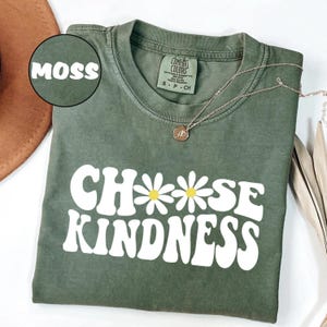 Comfort Colors® Wählen Sie Freundlichkeit Shirt Blumengeschenk für Lehrer Gänseblümchen-Blumen-Shirt Zurück zu Schul-Lehrer-Shirt Be Kind Shirt Lehrer-Shirts