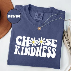 Comfort Colors® Wählen Sie Freundlichkeit Shirt Blumengeschenk für Lehrer Gänseblümchen-Blumen-Shirt Zurück zu Schul-Lehrer-Shirt Be Kind Shirt Lehrer-Shirts