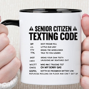 Taza sarcástica para personas mayores, taza divertida para abuelos, regalos para personas mayores, taza con código de mensajes de texto, taza de regalo para abuelo retirado, taza de vida jubilada