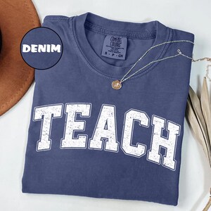 Komfort Colors® Teach T-Shirt Lehrer Shirt Zurück zu Schule Shirts Geschenk für Lehrer Lehrer Shirts Teach Kindness Shirt Elementarlehrer