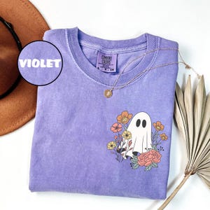 Camisa floral con fantasmas de Comfort Colors Camisa con flores de nacimiento de fantasmas lindos Camisa con fantasmas Boo Camisa fantasma espeluznante Camisa para amantes de Halloween Regalo