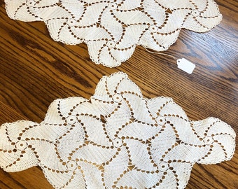 Vintage Set of 2 White Cotton Crocheted Oval Table Toppers with Pinwheel Pattern | 13" x 21"