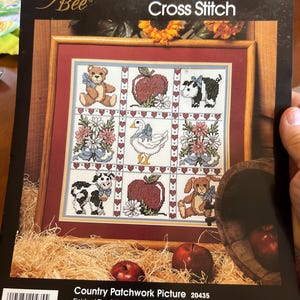 Zestaw do haftu krzyżykowego z motywem patchworku w stylu lat 80., zdobiony stemplami, firmy Golden Bee 20435 | Wymiary po wykończeniu: 14" x 14"