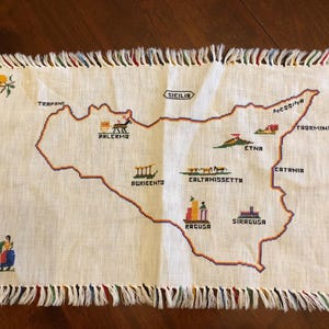 Naturweiße Tischdecke aus Baumwolle mit handgestickter Karte und Bildern von Sizilien, Italien | 28cm x 45cm