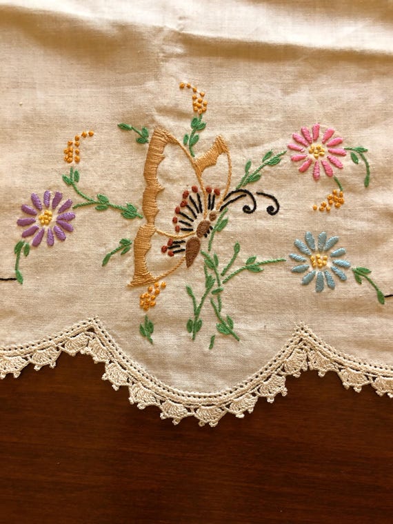 蝶と花の刺繍テーブルランナー 点もの】蝶と花の刺繍テーブルランナー