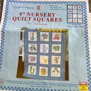 以下が含まれることがあります： ジャック・デンプシー・ニードル・アートのパッケージ。刺繍用の9インチ x 9インチ（約23cm x 23cm）のベビーキルトスクエアセットです。パッケージには、キリン、パンダ、ペンギンなど、動物が刺繍された青いキルトが含まれています。テキストは「Children's Zoo」と書かれています。