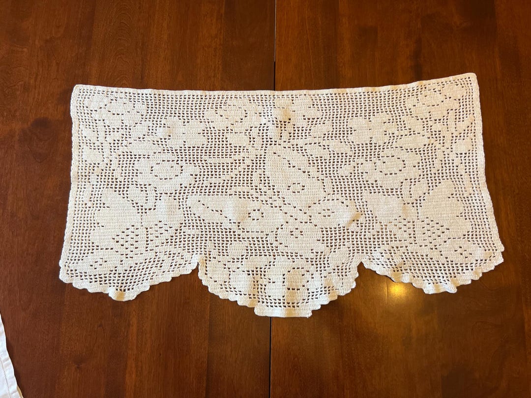 White Cotton Hand Crocheted Floral Filet Lace Piece for Bureau With ...