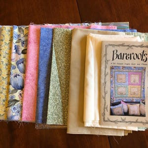 Puede incluir: Un conjunto de cuadrados de tela en varios patrones florales, incluyendo azul, amarillo, rosa y verde, junto con una tela de color crema y un folleto de patrones titulado "Barefoots # 20  Season Angle Quilt and Pillow".