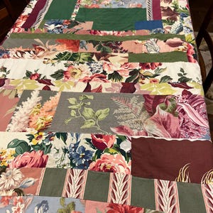 Filt i bomull med blommönster och lapptäcke, 50-60-talsmönster och fyrkantig lapptäckebaksida | 136 x 172 cm