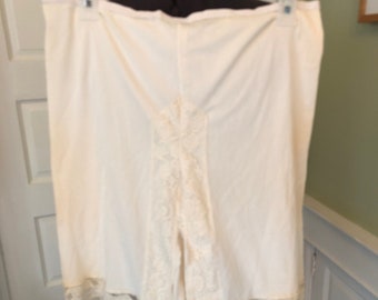 70s Half Slip Shorts in Ivory with Lace Details | Size Medium
